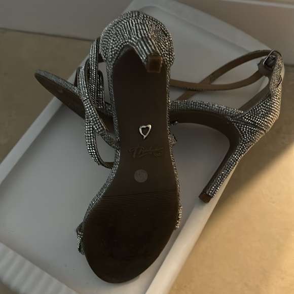 Super Cute Rhinestone Heel!! - Picture 2 of 2